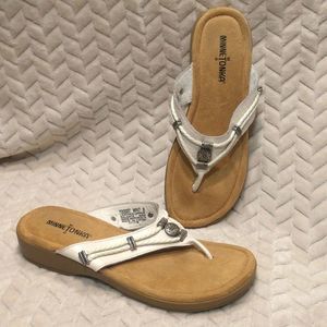 Minnetonka White Leather Thong Sandals Women's 8